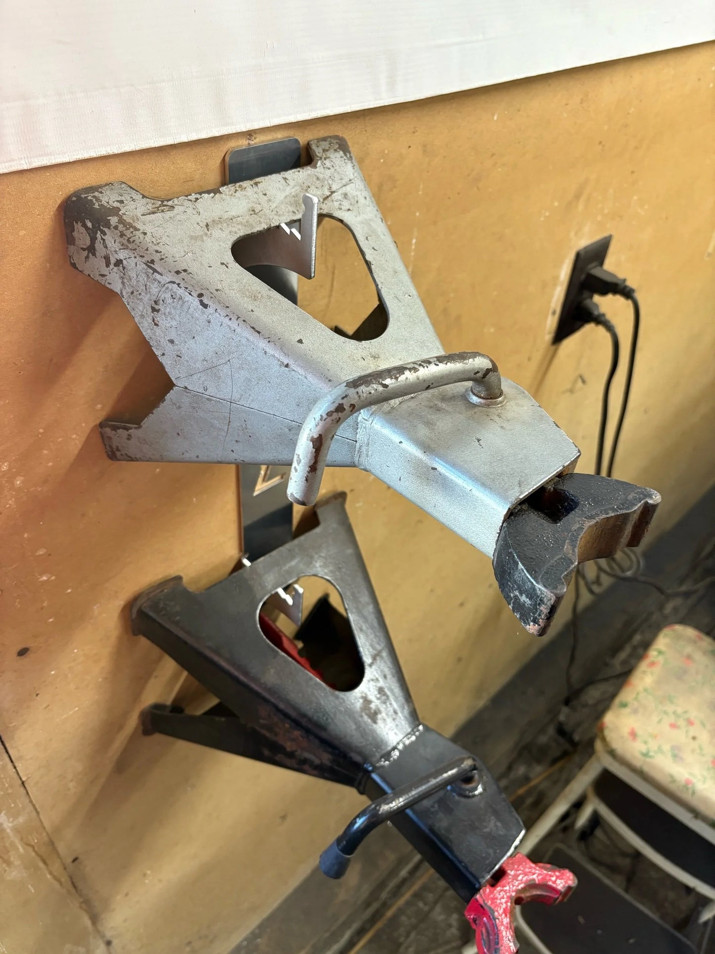 4Link4WD 3 ton universal jack stand wall mount holding different brand jack stands. 