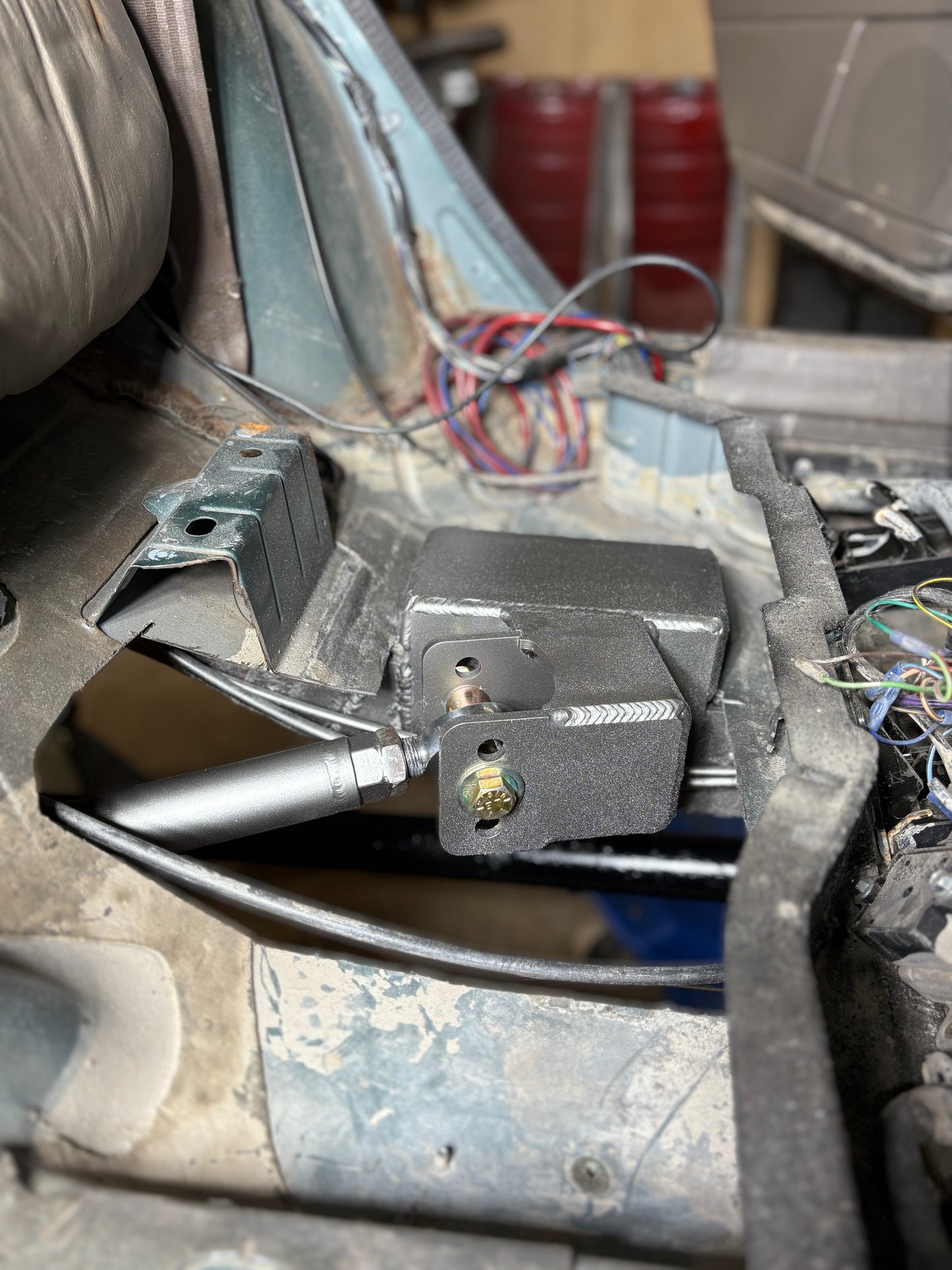 Installed 4Link4WD upper frame control arm bracket.