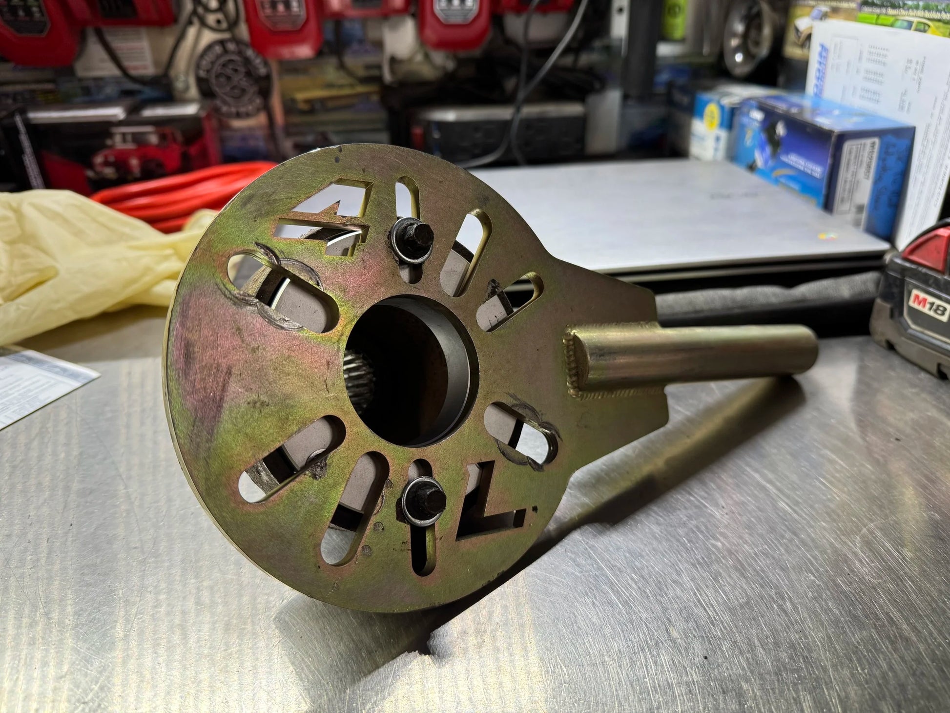 Showing how the 4Link4WD JK / JL pinion spacer and 4Link4WD small pinion tool work together to securely hold the yoke so you can easily tighten down the pinion nut.