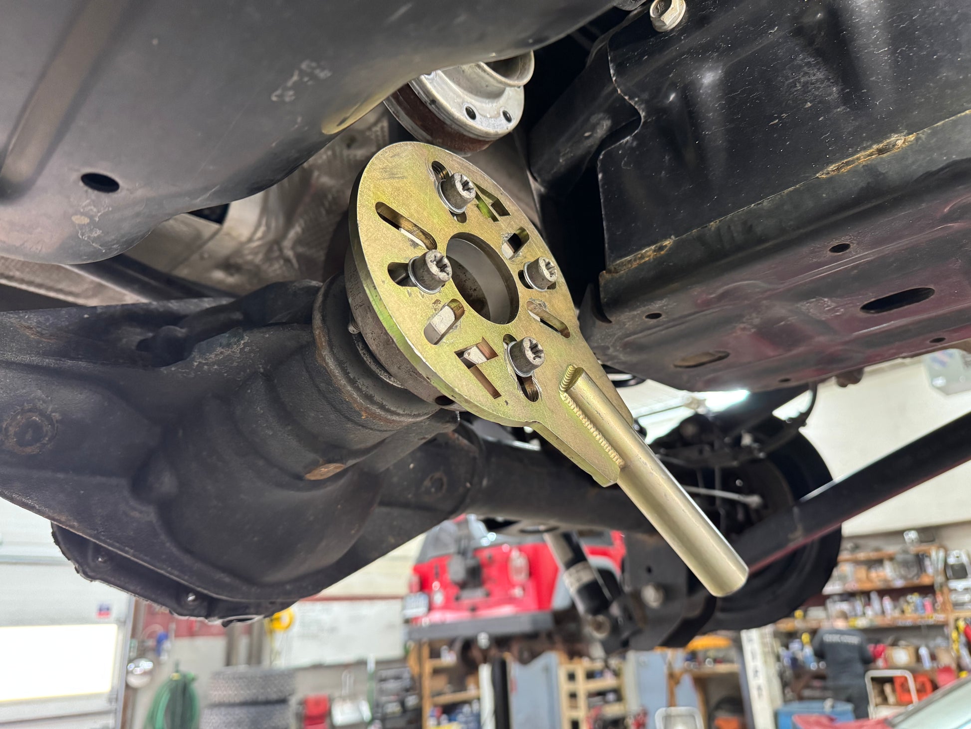 4Link4WD small pinion tool with 4Link4WD JK / JL yoke adapter being used on factory pinion yoke. 