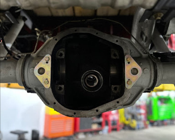 4Link4WD case spreader adapters being used on Ford Superduty 3/4 or 1 ton truck. Ford 10.5 rear axle.